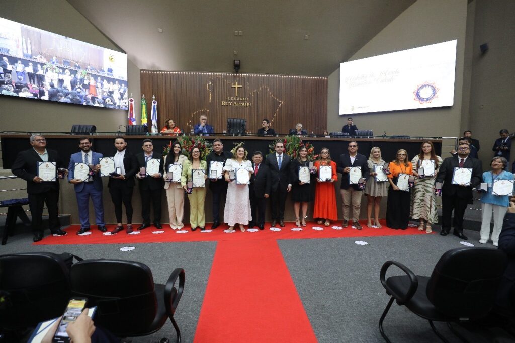 Em Sessão Especial, Aleam homenageia servidores aposentados com a Medalha de Mérito Hamilton Cidade