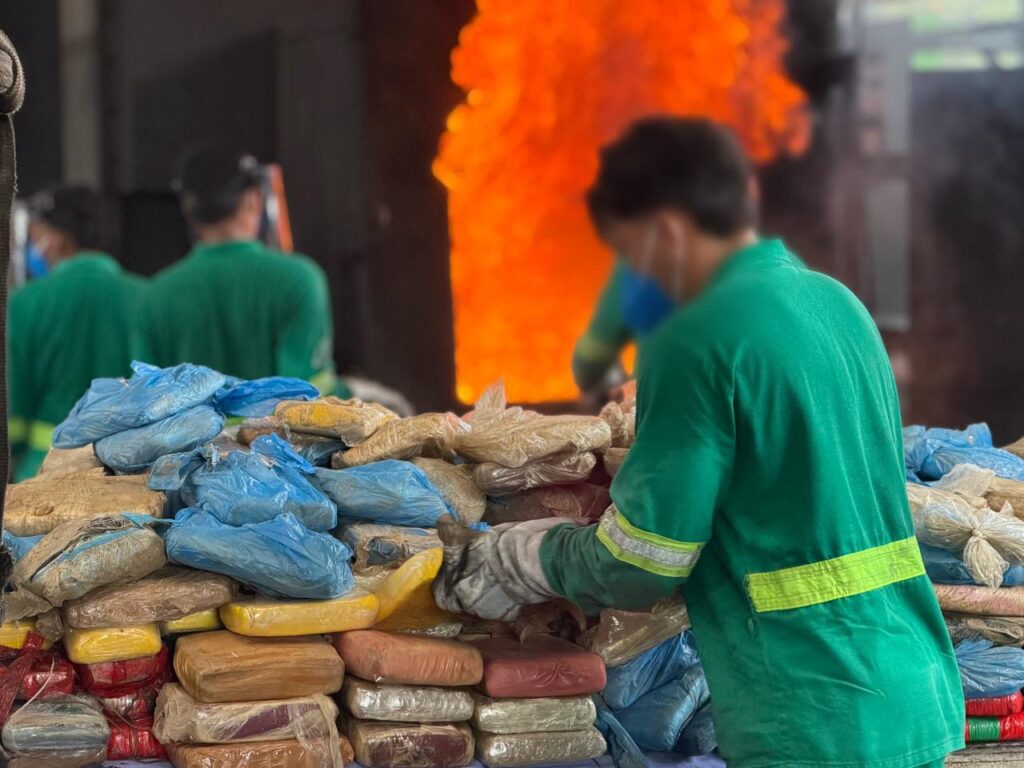 Polícia Civil do Amazonas incinera quatro toneladas de entorpecentes apreendidos ao longo deste ano