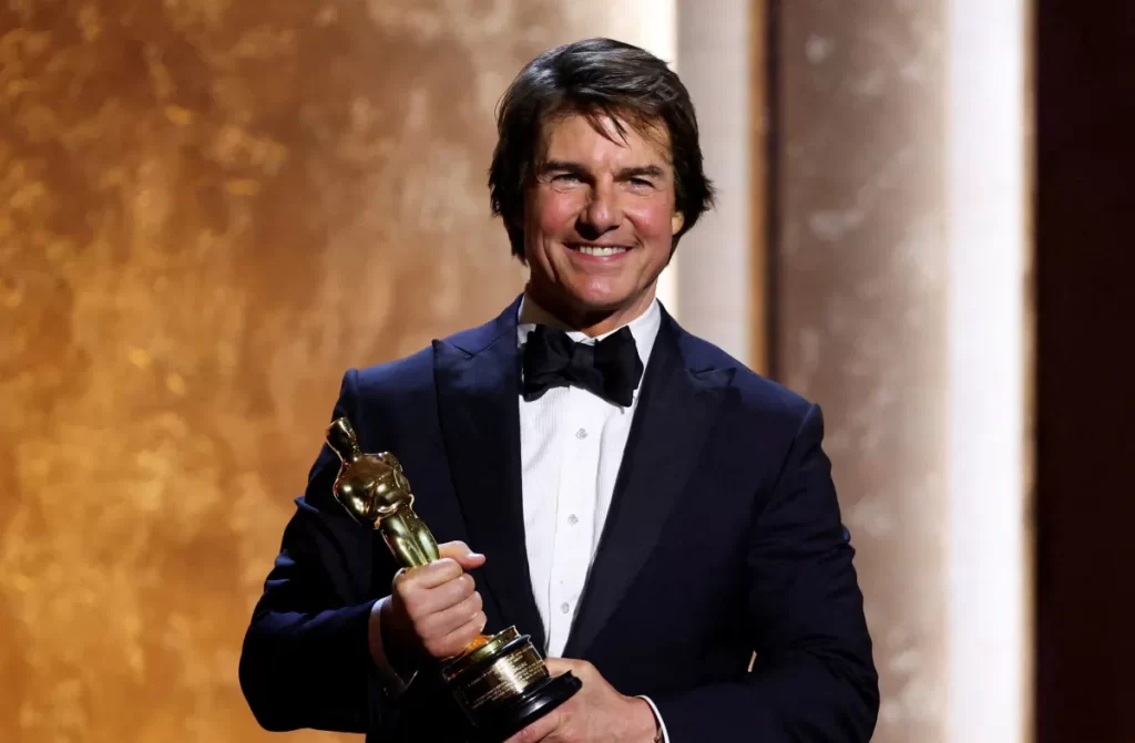 Tom Cruise ganha Oscar honorário e faz declaração de amor ao cinema