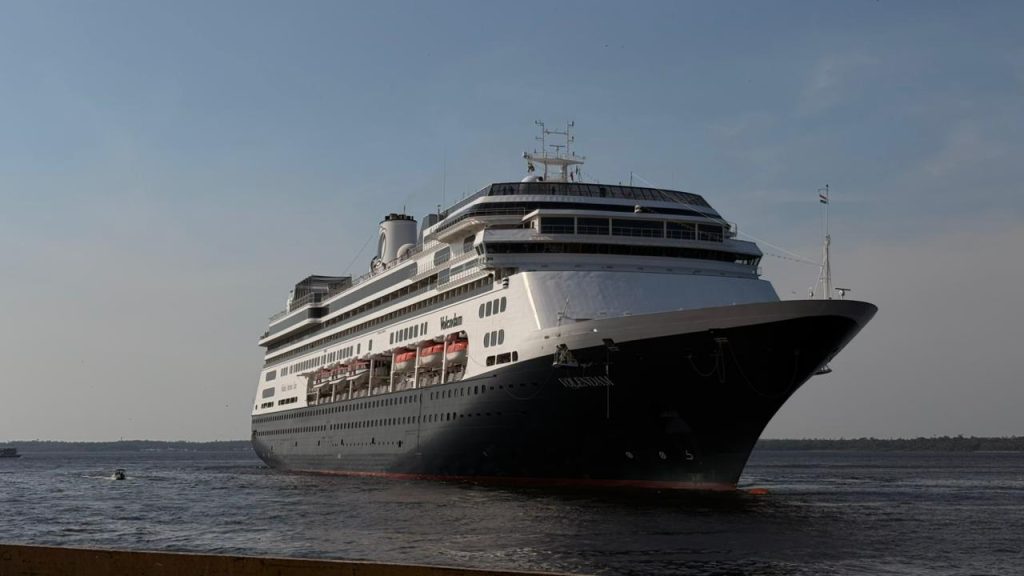 Temporada de cruzeiros: MS Volendam atraca no Porto de Manaus com mais de 2 mil turistas