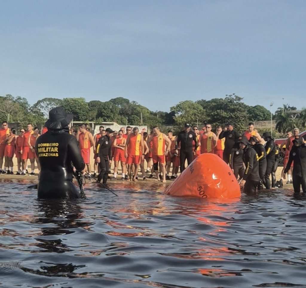 Ponta Negra: Corpo de Bombeiros do Amazonas simula resgate de vítima de afogamento no Rio Negro