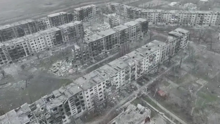 Cidade-fantasma: Ucranianos fogem e deixam prédios devastados para trás