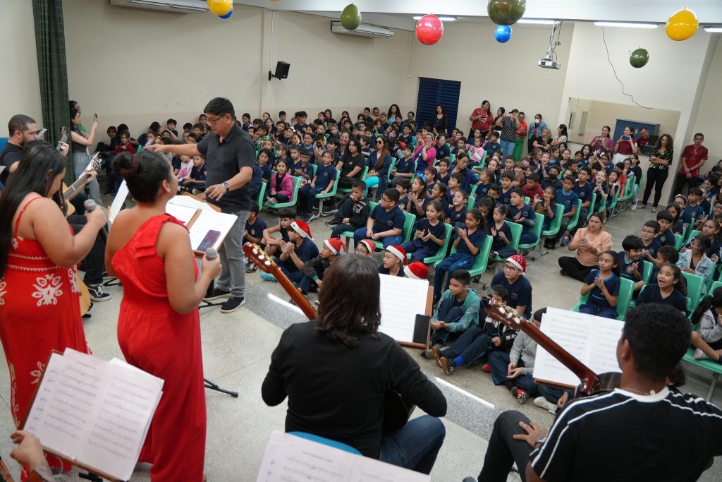 Circuito Natalino leva magia e musicalidade aos alunos da Escola Estadual de Tempo Integral Gonçalves Dias