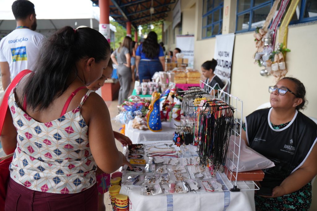 Artesãs indígenas ganham espaço e renda na Feira de Economia Criativa