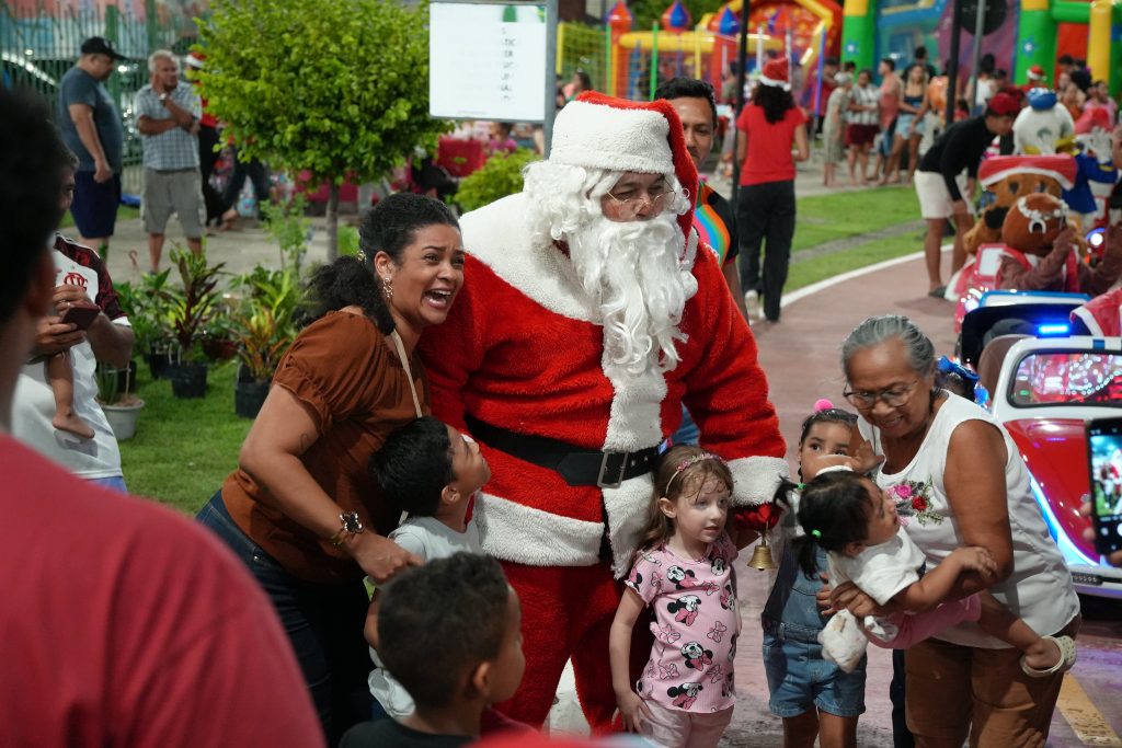 Parque Rio Negro abre programação natalina com noite de música, brincadeiras e chegada do Papai Noel