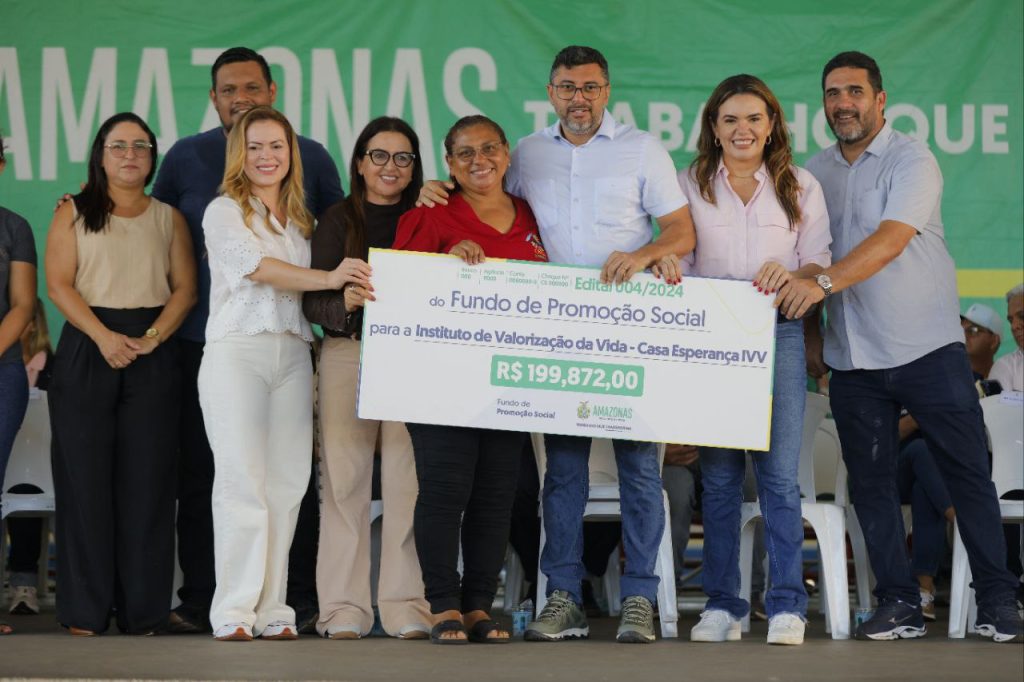 Governador Wilson Lima entrega cartões do Auxílio Estadual e fortalece setor social em Manacapuru