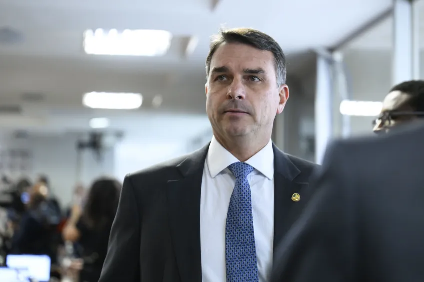 Flávio Bolsonaro aciona TCU contra filho de Lula após suspeitas envolvendo o INSS