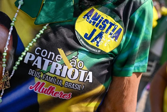 Com prazo curto e sem acordo, Flávio Bolsonaro tenta salvar anistia