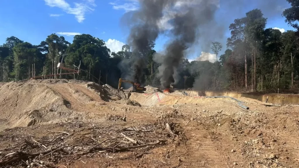 Operação da Polícia Federal contra garimpo destrói embarcações no Amapá