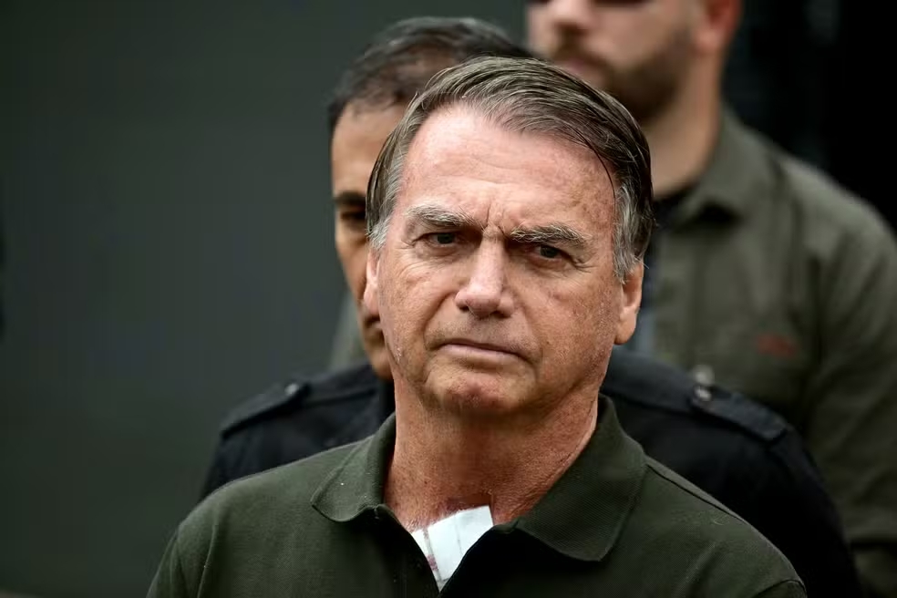 Após novo procedimento, Bolsonaro segue em cuidados pós-operatórios, diz boletim