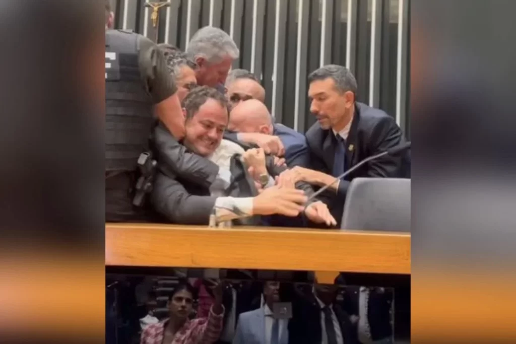 Polícia retira à força deputado Glauber Braga da Mesa Diretora da Câmara