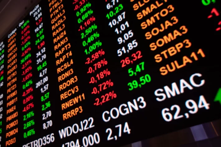 Ibovespa tem maior queda desde 2021 e dólar sobe 2,3%, com movimentos políticos que desagradam mercado