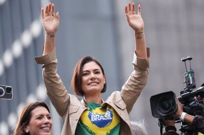 Michelle se fortalece na crise do clã Bolsonaro e quer gesto de Ciro Gomes