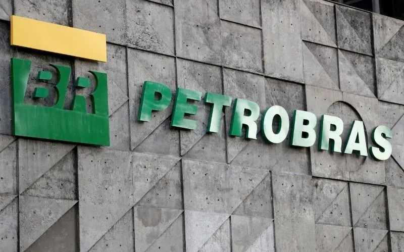 Petroleiros encerram greve e aceitam acordo nesta terça-feira (30)