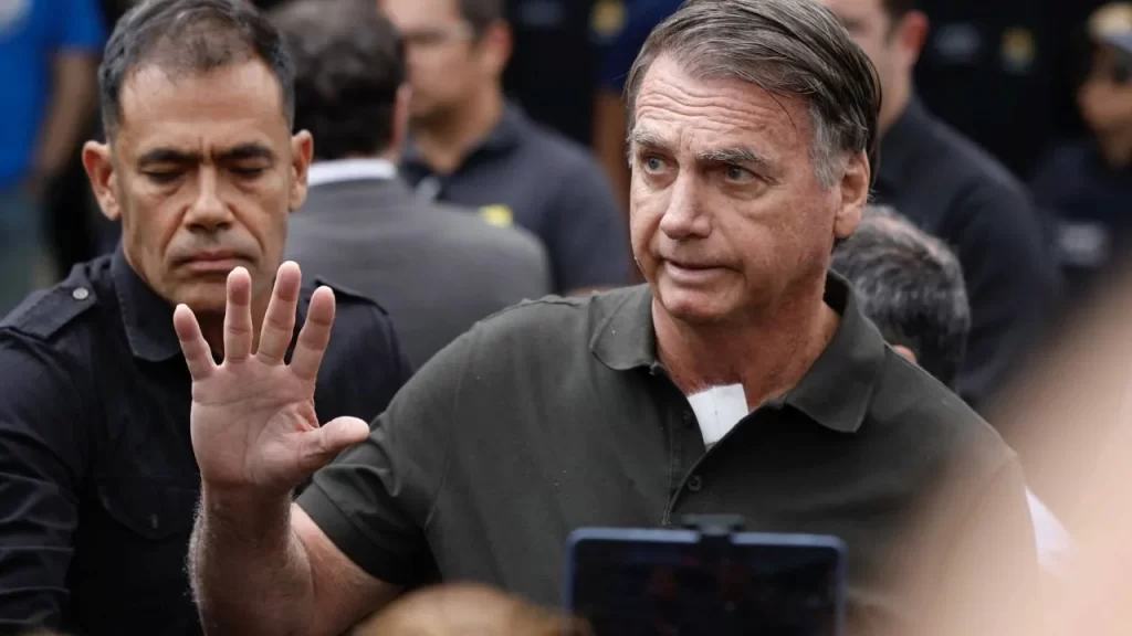 Bolsonaro volta à prisão na Polícia Federal após receber alta hospitalar