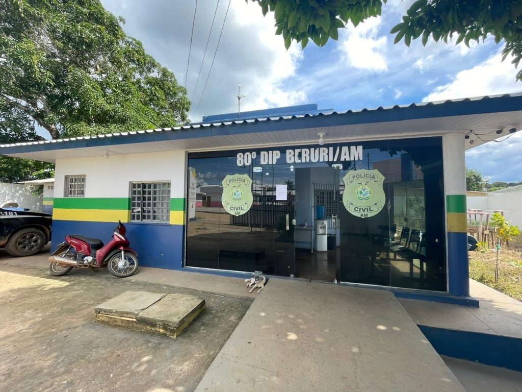 Polícias Civil e Militar prendem homem por tráfico de drogas em residência, em Beruri