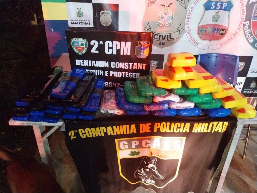 Polícia Militar do Amazonas prende quarteto que transportava 42 kg de cocaína em barco