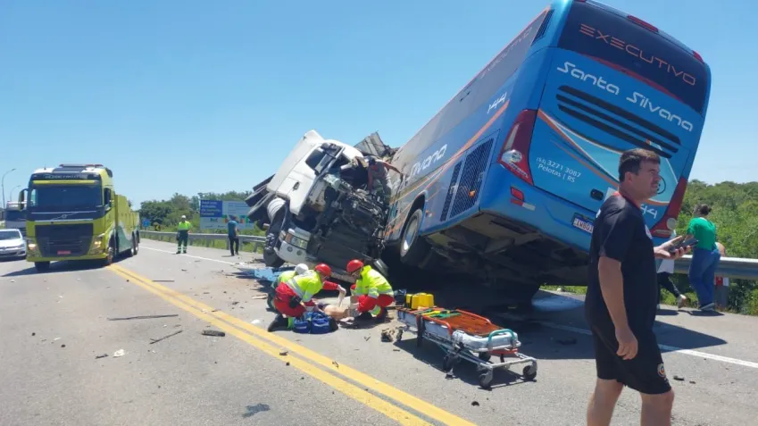 Acidente entre ônibus e carreta deixa seis mortos em Pelotas (RS)