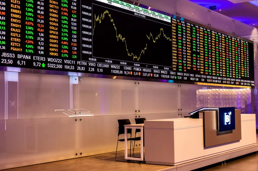 Bolsa brasileira fecha acima dos 171 mil pontos pela 1ª vez na história após falas de Trump