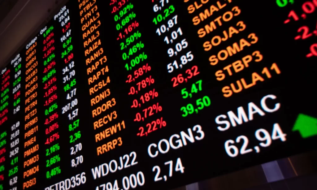 Ibovespa encerra na máxima do dia, perto dos 163 mil pontos