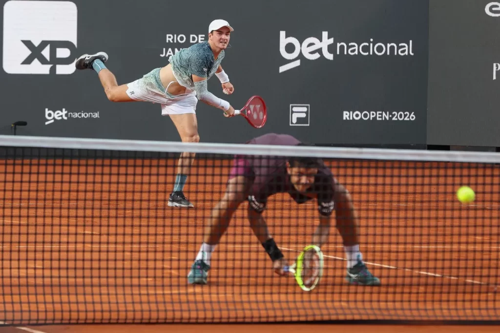 João Fonseca e Marcelo Melo batem dupla argentina e vão à semifinal do Rio Open