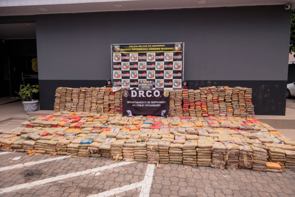 Polícia Militar do Amazonas prende 11 pessoas e apreende 2,7 toneladas de drogas na zona oeste de Manaus