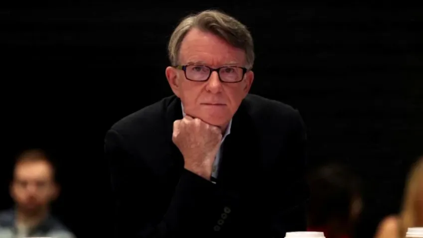 Ex-embaixador britânico ligado a Epstein é preso no Reino Unido