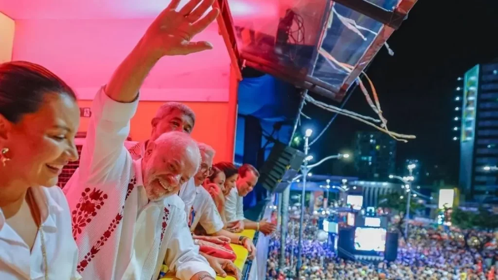 Após noite de axé na Bahia, presidente Lula desembarca no Carnaval do RJ hoje