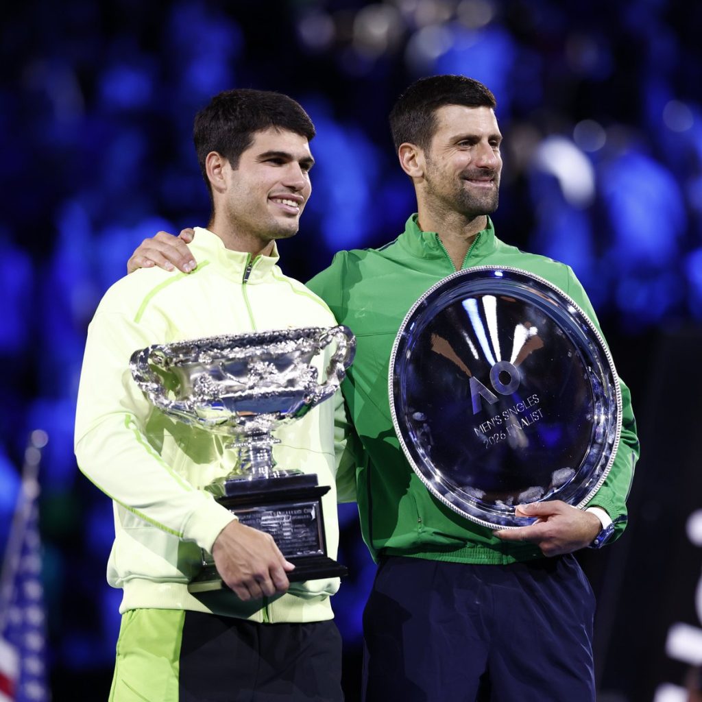 Carlos Alcaraz vence Novak Djokovic, conquista Australian Open e fecha Career Slam
