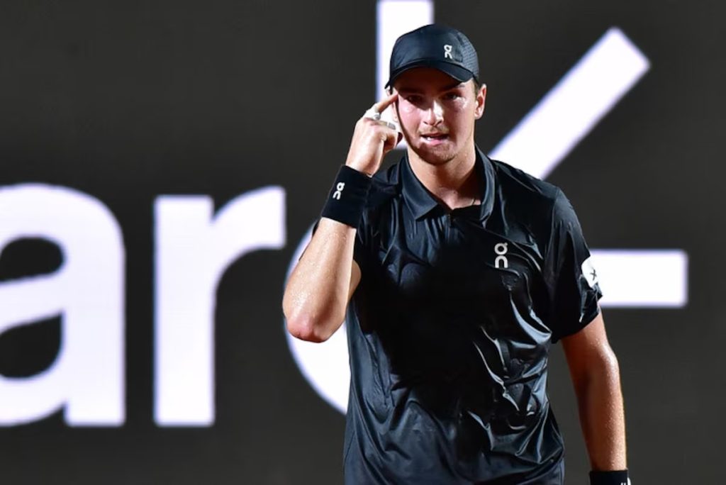 Após série ruim, João Fonseca estreia com vitória no Rio Open