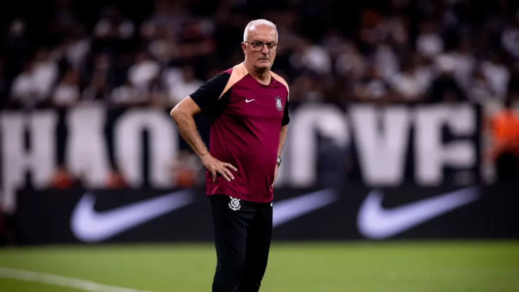 Dorival Jr. pede redução de estrangeiros no futebol brasileiro e faz alerta