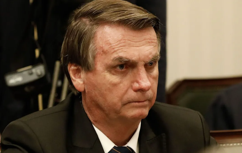 Bolsonaro recebe alta e já está em casa para cumprir prisão domiciliar