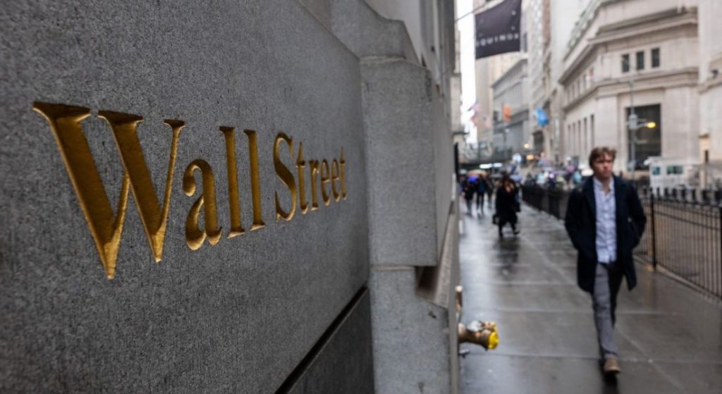 Preços do petróleo disparam e pré-mercado dos EUA tomba com conflito no Irã