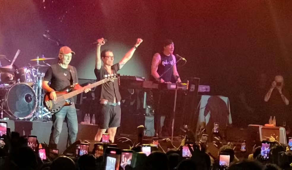 Capital Inicial leva público ao coro coletivo em show marcado por nostalgia