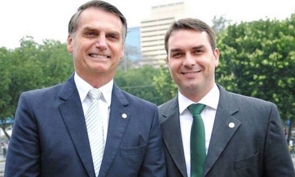 Bolsonaro coloca Flávio como advogado e repete estratégia de Lula e Fernando Haddad