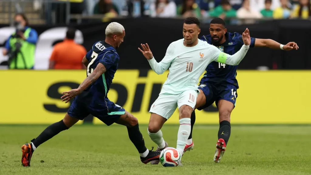 Com um a mais, Brasil perde para a França por 2 a 1 nos EUA