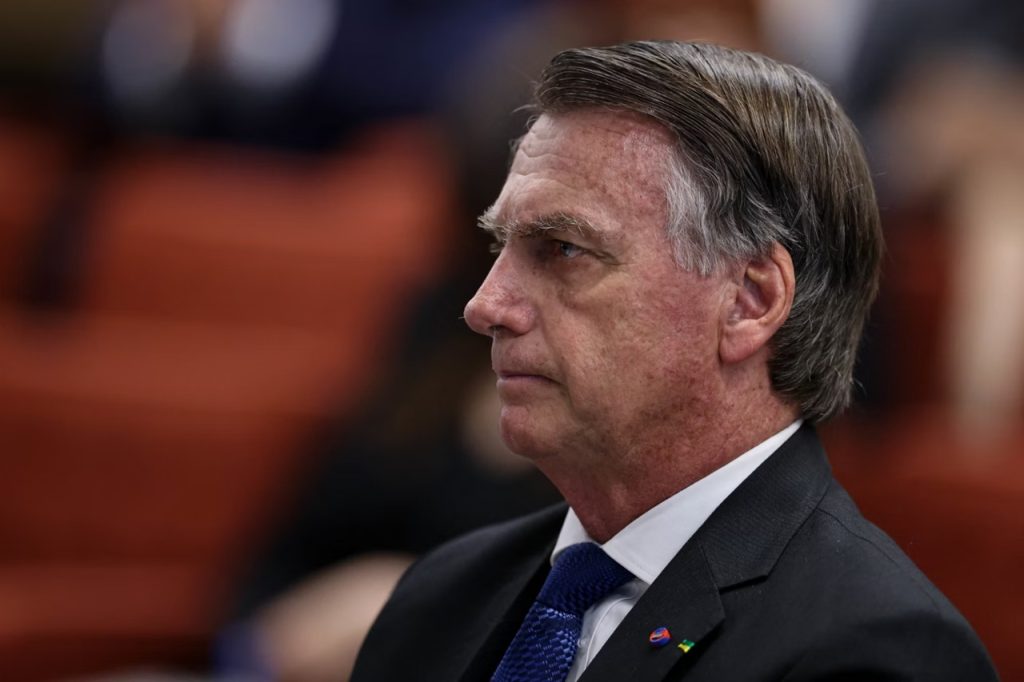 Jair Bolsonaro tem previsão de alta nesta sexta-feira, diz boletim médico