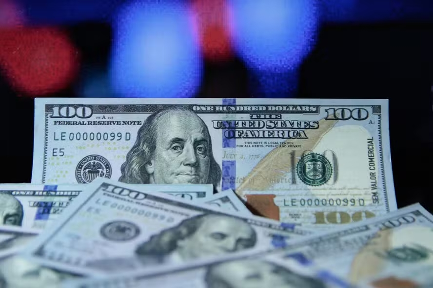 Dólar cai a R$ 5,06, no menor valor em exatos 2 anos com cessar-fogo entre EUA e Irã