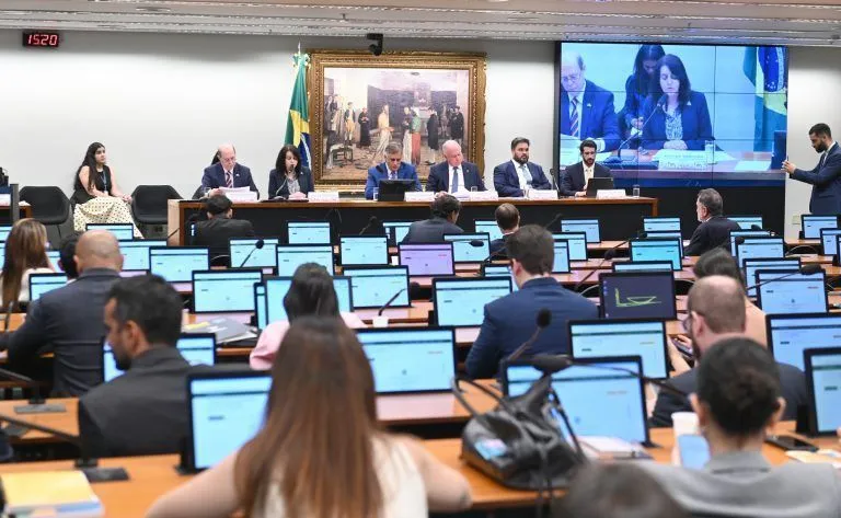 Pedido de vista adia análise da PEC da escala 6×1 na CCJ da Câmara
