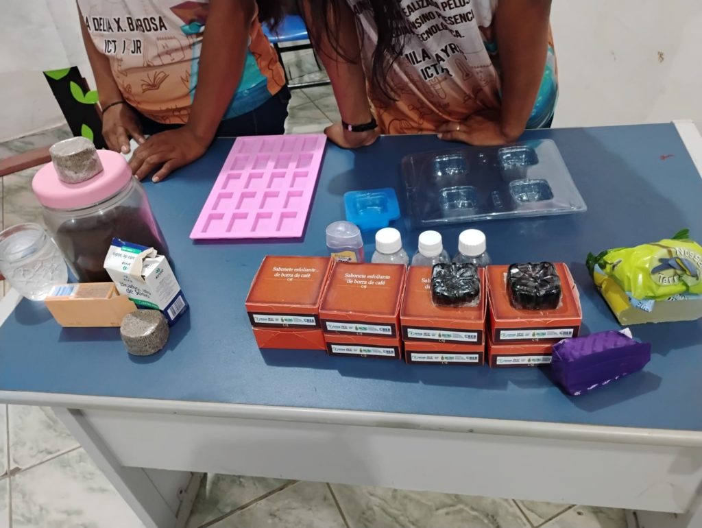 Com apoio do Governo do Amazonas, alunos do Programa Ciência na Escola da Fapeam criam sabonete com borra de café, em Barreirinha