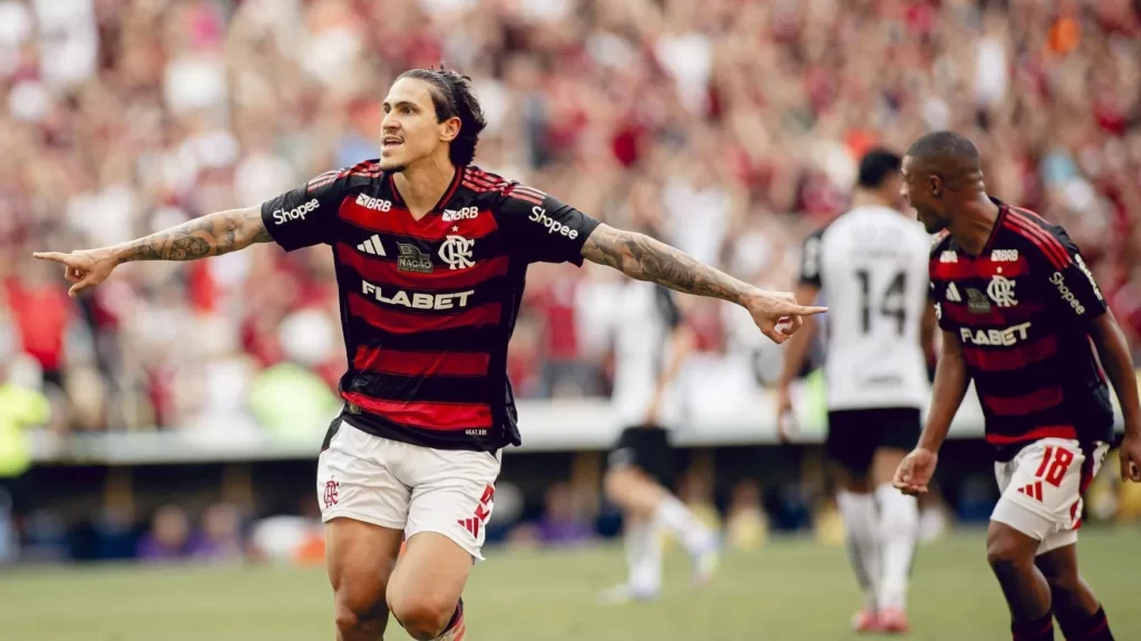 Pedro é homenageado no Flamengo e mira mais conquistas