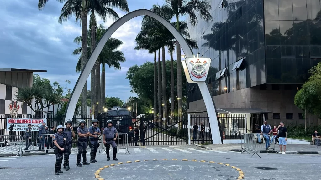 Ministério Público denuncia ex-dirigentes do Corinthians e pede ressarcimento milionário