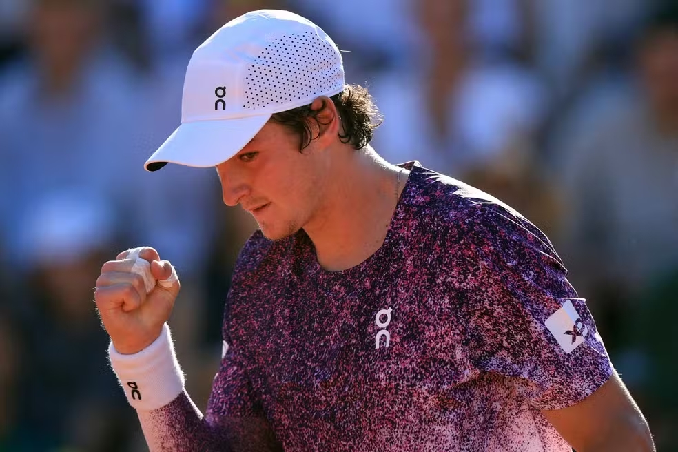 João Fonseca vence Prizmic de virada vai encarar Djokovic em Roland Garros