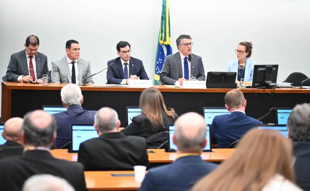 Deputado pede vista e votação da PEC 6×1 é adiada