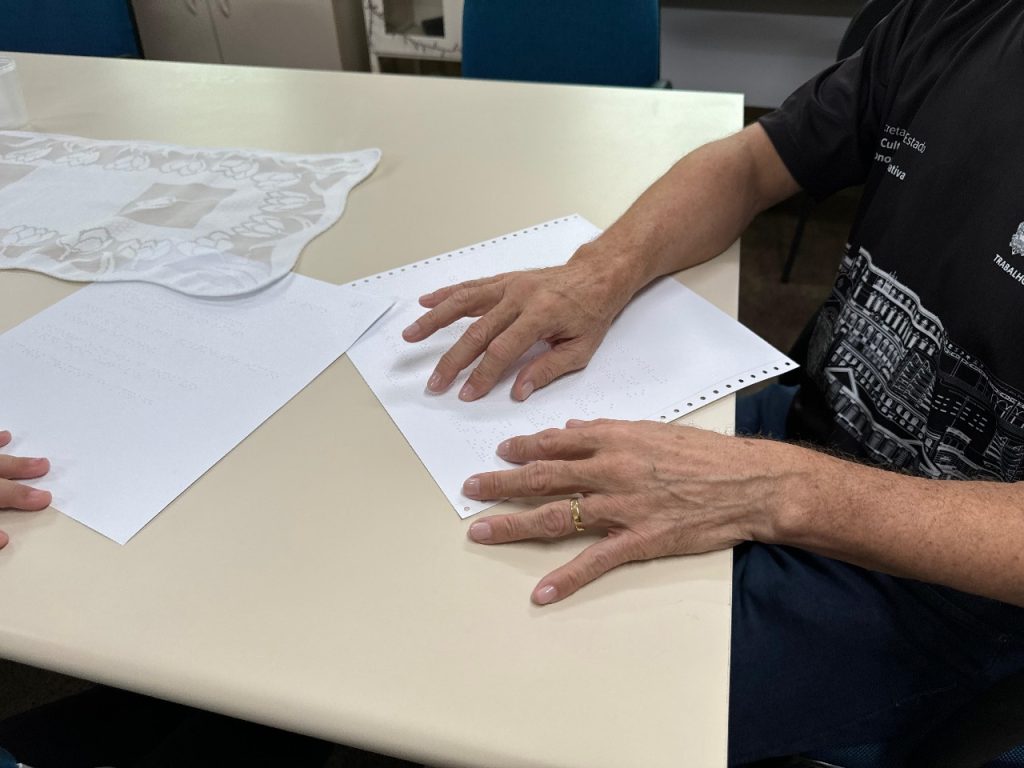 Oficina de Derbak para pessoas com deficiência visual promove inclusão e intercâmbio cultural em Manaus