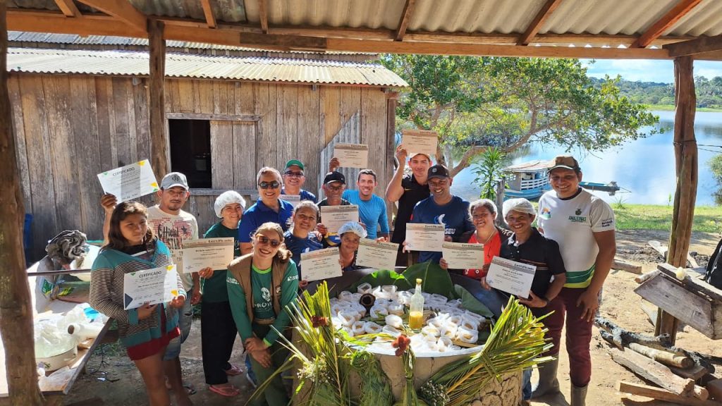 Idam e Sebrae capacitam agricultores familiares de São Sebastião do Uatumã na fabricação de farinhas saborizadas