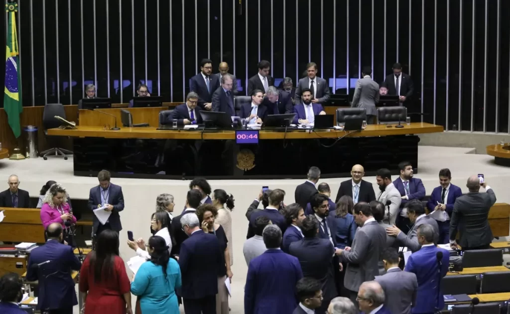 Hugo Motta quer votar IA em junho e relator busca avanço do Redata no Senado