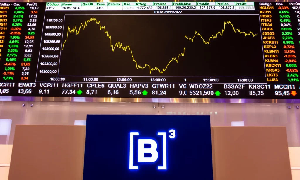 Ibovespa tem pior mês desde 2023 com saída de estrangeiros; dólar fecha em alta