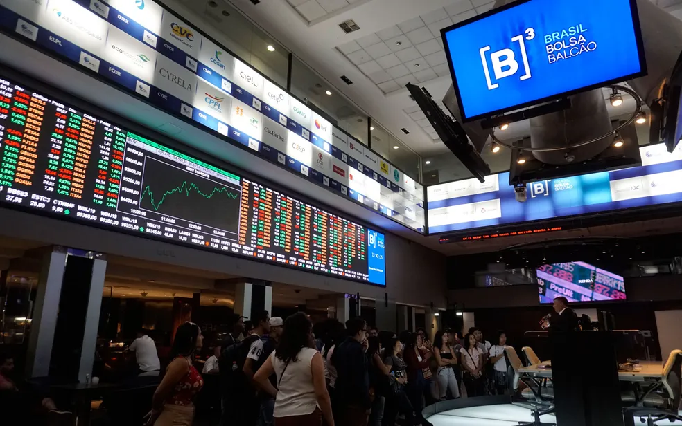Ibovespa fecha em queda e acumula maior série de perdas semanais desde 2018