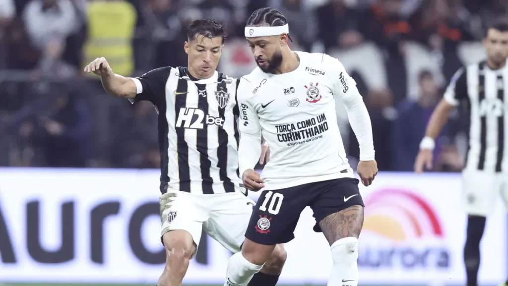 Corinthians aguarda respostas e vê Memphis Depay mobilizado por permanência